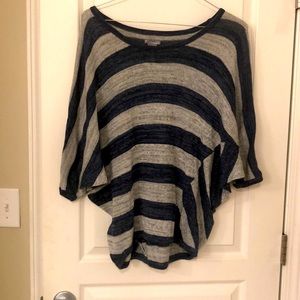 💗 Super cute wing sleeve women’s sweater💗Size L. 55%, cotton, 23% rayon 22%pol